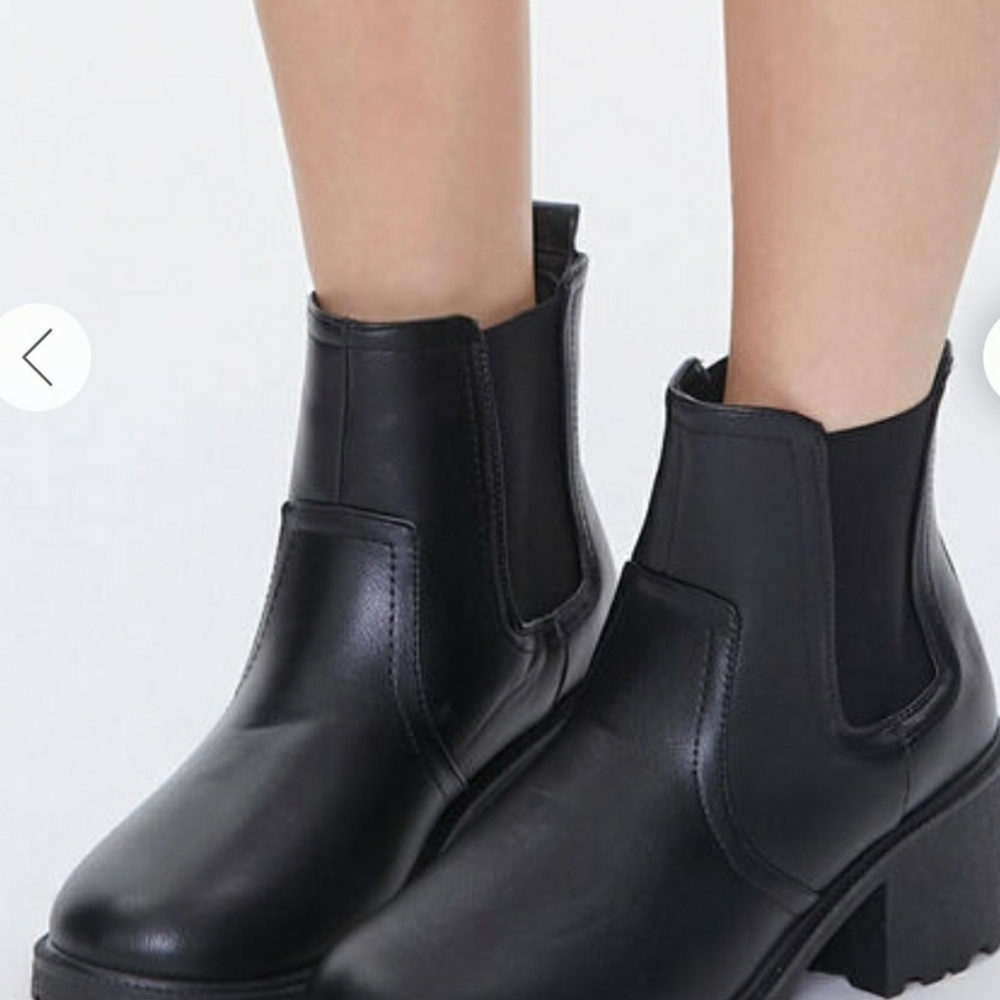 CHELSEA BOOTIES SIZE 8 BLACK